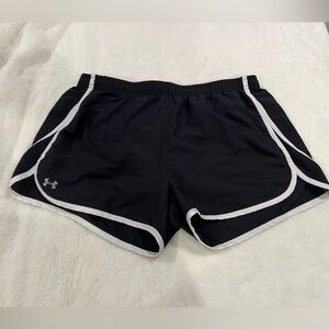 B16.22 Under Armour Women’s Semi-fitted Heat Gear Shorts
Large